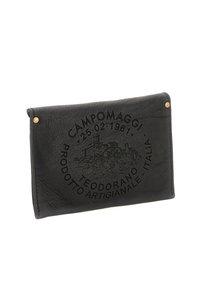 Clutch in pelle nera con logo e design in rilievo. Caratterizzato da dettagli in ottone e una superficie liscia. Forma rettangolare piegata.