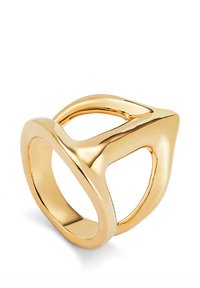 Anillo de oro con diseño fluido y abstracto que presenta recortes formando una figura geométrica. Textura lisa con acabado reflectante.