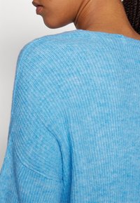 Vero Moda VMCREWLEFILE V-NECK NOOS - Strikkegenser - bonnie blue