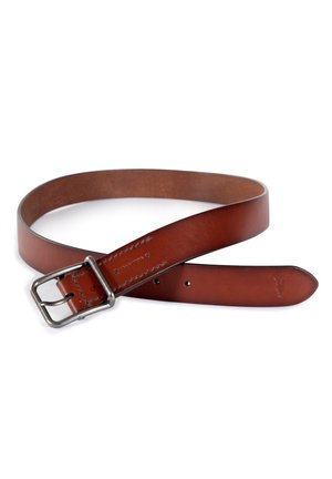 Bruine leren riem met een zilverkleurige metalen gesp, gestikte randen en een geperst dierenhoofd op het taps toelopende uiteinde, los in een lus gelegd.