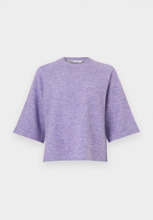 Pulover tricotat lavandă cu mânecă scurtă, guler rotund și croială lejeră. Textură moale, design ușor melanjat și finisaj cu tiv neprelucrat.