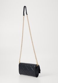 Borsa a tracolla nera in pelle con design trapuntato. Dotata di una tracolla in catena dorata e una superficie liscia. Forma rettangolare compatta.