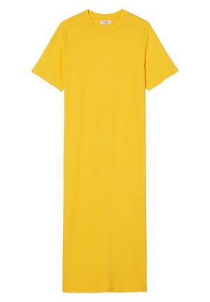 Geel geribd midi-jurk met korte mouwen en ronde hals, rechte silhouette, plat liggend op een witte achtergrond.