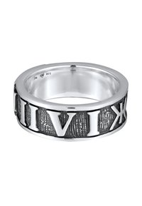 Ring i sterling sølv med en tekstureret, sorteret midte og hævede sølvbogstaver. Rundt bånddesign, glat indvendig finish og mærket 925.