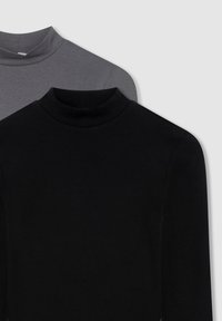 Dwie bluzki z długim rękawem z golfem: jedna czarna, a druga ciemnoszara. Prążkowana struktura, dopasowany krój oraz wysoki kołnierz.