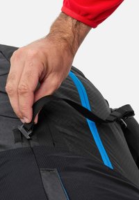 Schwarzer Rucksack mit blauen Akzenten, strukturierten Oberflächen, verstellbarem Tragegurt in der Hand, Schlaufen aus Gewebe und verstärktem Material für Langlebigkeit.