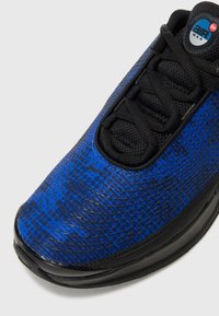Blaue, strukturierte Sportschuhe mit schwarzen Schnürsenkeln und einer schwarzen Gummisohle. Mit einem sichtbaren Air Max-Logo in der Nähe der Zunge.