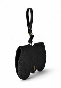 Portefeuille en cuir noir avec une finition texturée, forme arrondie et une sangle latérale. Présente un bouton-pression doré et des coutures minimalistes.