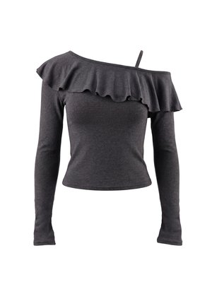 Mørkegrå bluse med lange ærmer, en skulder med flæset halsudskæring og en tynd strop på den modsatte skulder.
