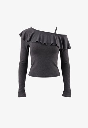Mørkegrå bluse med lange ærmer, en skulder med flæset halsudskæring og en tynd strop på den modsatte skulder.