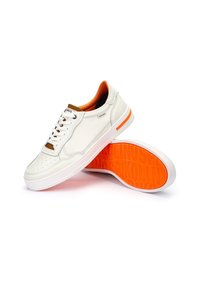 Zapatilla blanca de cuero con acentos naranjas, detalles perforados y cierre de cordones. Plantilla naranja texturizada. Suela de goma plana.