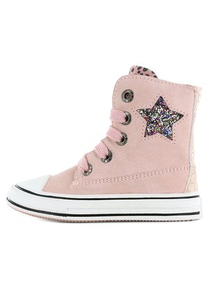 Roze hoge sneakers met een glinsterende steraccent, textuur op de zijkanten, witte neuskap en een rubberen zool met zwarte strepen. Voorzien van roze veters en metalen oogjes.