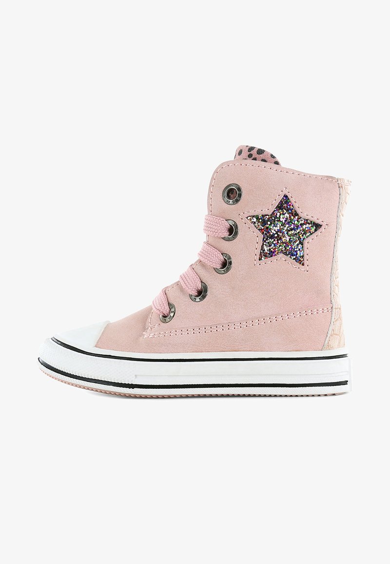 Roze hoge sneakers met een glinsterende steraccent, textuur op de zijkanten, witte neuskap en een rubberen zool met zwarte strepen. Voorzien van roze veters en metalen oogjes.