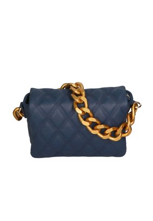 Borsa a tracolla in pelle trapuntata blu navy con ampia catena dorata spessa sopra, centrata su uno sfondo bianco.