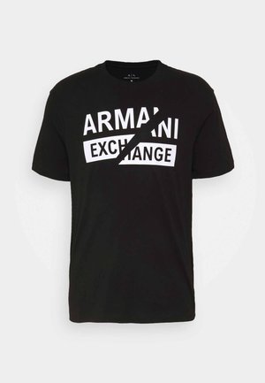 T-shirt noir à manches courtes avec un logo blanc audacieux "ARMANI EXCHANGE" divisé en diagonale sur le devant.