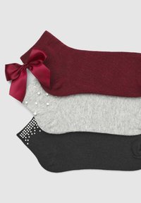 Trzy pary skarpetek: bordowe z wstążką, szare z perłowymi akcentami oraz czarne z rhinestones. Wszystkie są długości kostki i mają miękką teksturę.