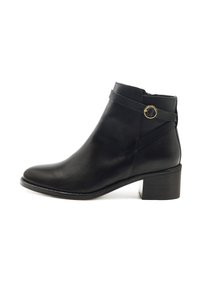 Schwarze Leder-Ankle-Boots mit abgerundetem Zehenbereich, kurzem Blockabsatz und einem dekorativen Riemen mit einem goldfarbigen Ringdetail. Glatte Textur.