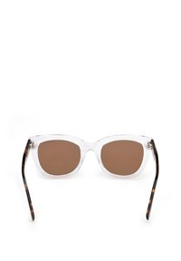 Suuret, kirkkaat aurinkolasit ruskeilla linsseillä ja kilpikonnakuosisilla varsilla, joissa on sileä, kiiltävä pinta ja terävät geometriset reunat.