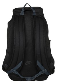 Svart ryggsäck med vadderade axelremmar, nätdetaljer, justerbart bröstband och diskret Nike-logga bak.