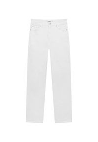 Bílé rovné džíny s pěti kapsami, poutky na opasek a zapínáním na knoflík, rozložené na bílém pozadí.