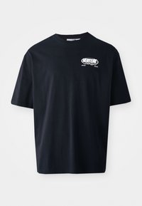 Svart bomulls-t-skjorte med kort erme, rund hals og frontgrafikk i hvitt. Vanlig passform og jevn tekstur. Ingen mønstre eller detaljer.