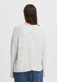 Grauer gerippter Strickpullover mit lockerer Passform, langen Ärmeln und rundem Ausschnitt, von hinten gezeigt.