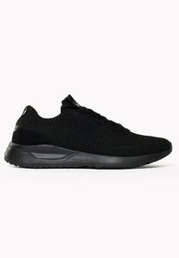 Scarpe atletiche nere con tomaia in maglia testurizzata, punta arrotondata, design con lacci e suola in gomma nera ammortizzata. Dettagli lisci sul tallone.