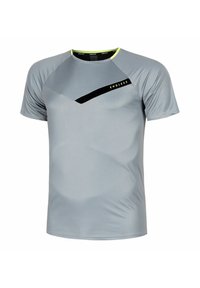 Grijze sportt-shirt met korte mouwen, met een zwarte diagonale streep over de borst en een fluorescerende gele kraagaccent.