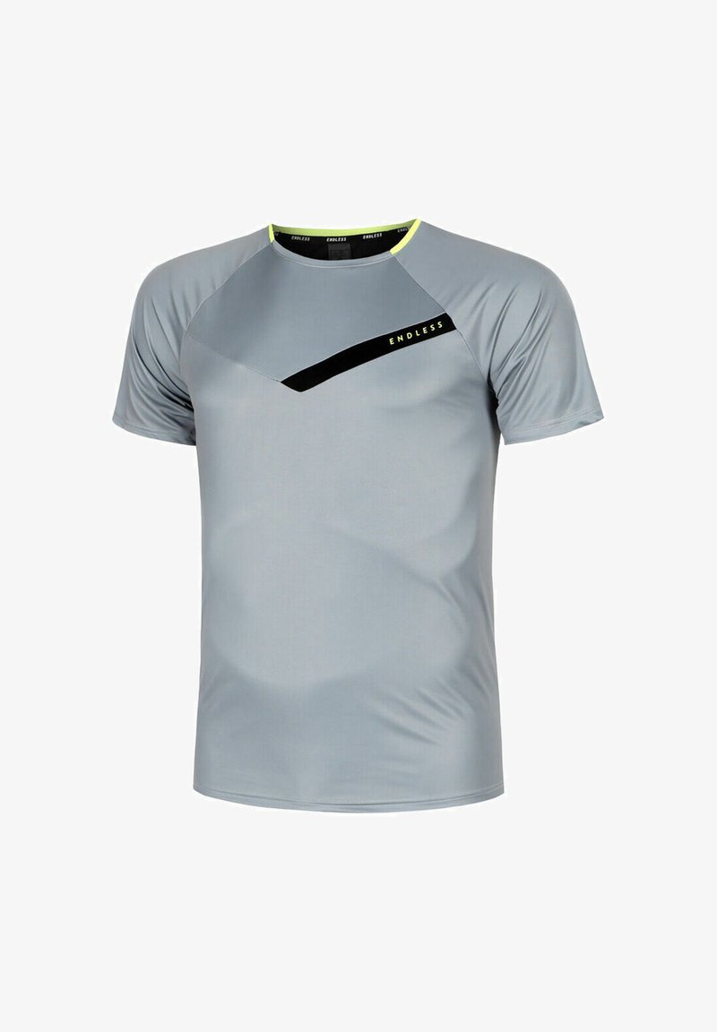 Grijze sportt-shirt met korte mouwen, met een zwarte diagonale streep over de borst en een fluorescerende gele kraagaccent.