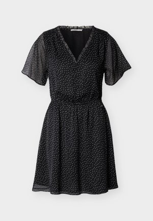 Vestido negro de tela ligera con mangas cortas y ondas, escote en V, cintura ceñida y patrón de lunares blancos por todo el vestido.