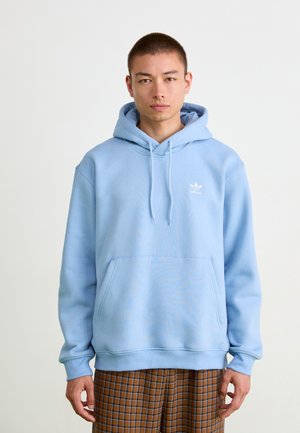 Hanorac albastru deschis din bumbac, cu buzunar frontal, glugă cu șnur și logo alb adidas pe piept. Mansete și tiv ajustate.