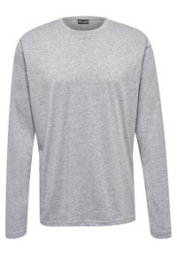 T-shirt grigio a maniche lunghe realizzato in tessuto morbido e leggero. Presenta un classico scollo a girocollo e una vestibilità rilassata. Nessun motivo o dettaglio visibile.