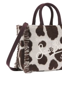 Cow print taske med brun og hvid fleece tekstur, frynse detaljer og et kort håndtag. Har broderet tekst på siden.