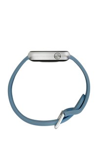 Montre intelligente avec un boîtier rectangulaire argenté, un bracelet en silicone bleu et une boucle métallique. Elle dispose d'un bouton latéral et d'un design épuré et minimal.