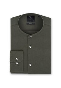 Ciemnozielona, slim-fit koszula wykonana z lnu z okrągłym kołnierzykiem, z białymi guzikami i pojedynczym mankietem z detalem guzika.