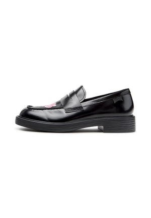 Schwarzer glänzender Lederloafer mit niedrigem Absatz und einem pinkfarbenen Blumendetail im Zehenbereich, Seitenansicht.