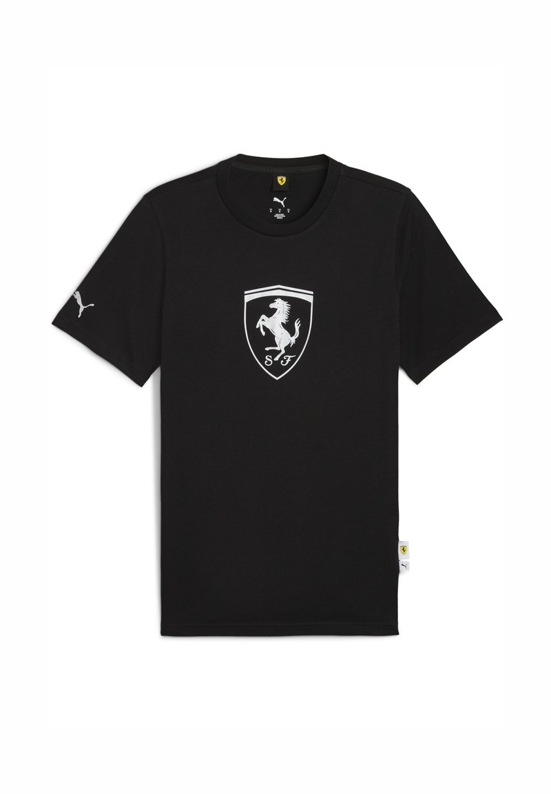 Sort T-shirt med et hvidt Ferrari-logo, der viser en springende hest og "SF" på brystet, samt Puma-branding på ærmet.