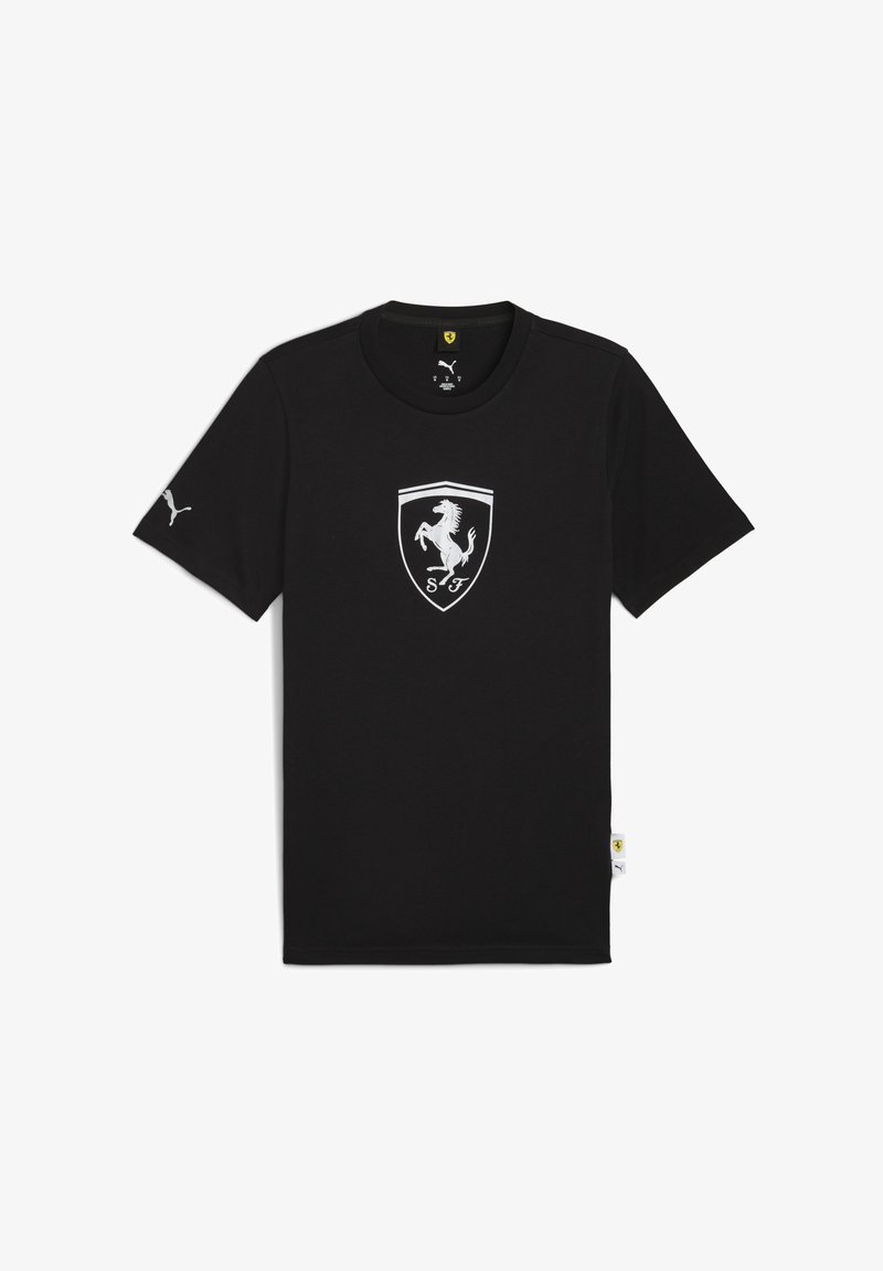Juodas marškinėliai su baltu Ferrari logotipu, kuriame pavaizduotas šokinėjantis arklys ir "SF" krūtinėje, su Puma ženklu ant rankovės.
