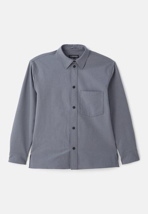 Grå langærmet skjorte med button-down krave, brystlomme og sorte knapper. Fremstillet af glat stof med en subtil tekstur.