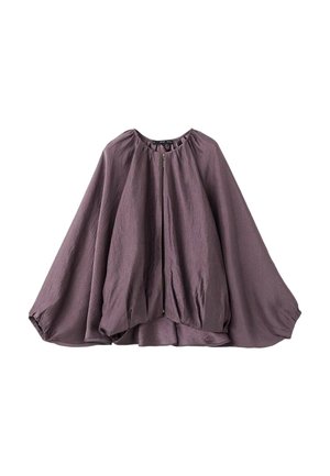 Top stile mantella viola con maniche voluminose, orlo arricciato e cerniera frontale. Realizzato in tessuto leggero e strutturato.