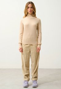 COL ROULÉ - Striktrøje - sand