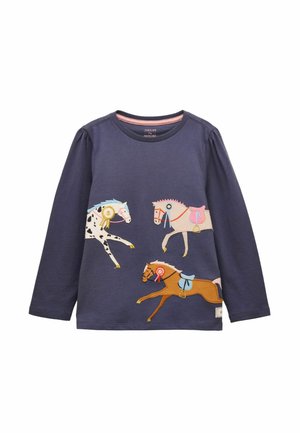 Granatowa koszulka dziecięca z długim rękawem, z haftowanymi wzorami trzech koni noszących wstążki i siodła w odcieniach niebieskiego, różowego i brązowego.