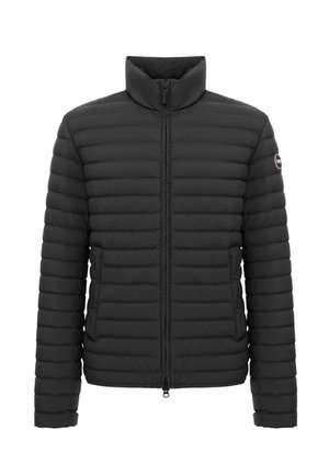 Schwarze gesteppte Daunenjacke mit hohem Kragen, Frontreißverschluss, Seitentaschen und Logopatch am linken Ärmel.