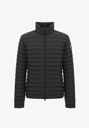 Schwarze gesteppte Daunenjacke mit hohem Kragen, Frontreißverschluss, Seitentaschen und Logopatch am linken Ärmel.