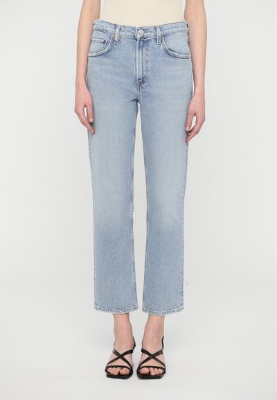 Jean en denim bleu clair avec une coupe droite, taille haute et design à cinq poches. Présente des surpiqûres contrastantes et un ourlet légèrement effiloché.