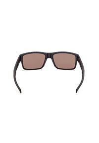 Zwarte rechthoekige zonnebril met bruin getinte glazen en gebogen armen, van voren getoond op een witte achtergrond.