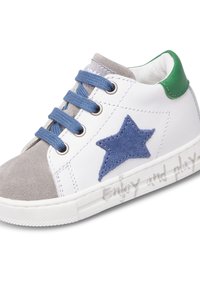 Sneaker bianca con punta in camoscio grigia, dettaglio a stella blu, lacci blu e accento verde sul tallone. Presenta il testo "Goditi e gioca" sulla suola.