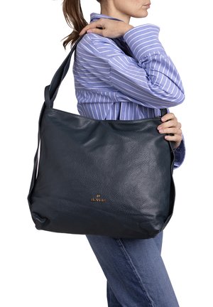 Borsa a spalla grande in pelle blu scuro con superficie texture. Presenta una lunga tracolla e un piccolo logo metallico sul davanti.