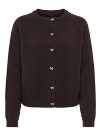 Dunkelbrauner Cardigan aus weichem Stoff, mit rundem Ausschnitt, langen Ärmeln und goldfarbenen, schleifenförmigen Knöpfen vorne.