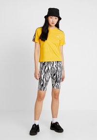 Fila ADALMIINA TEE - Camiseta estampada - citrus